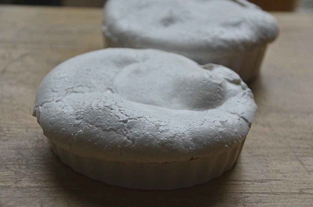 Äpplen med vegansk marängtäcke