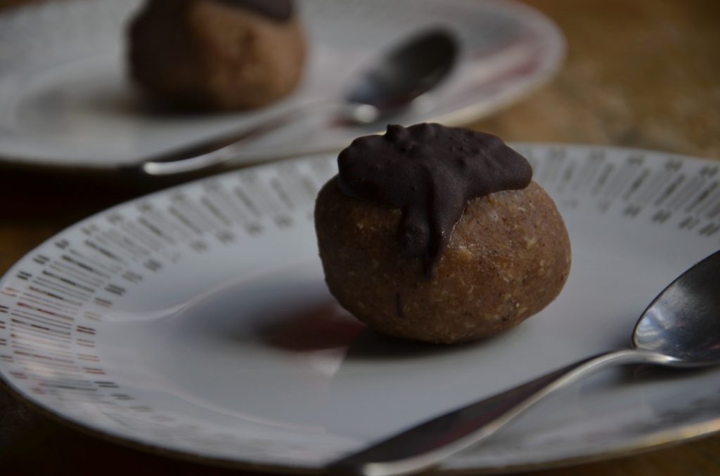 Ta vara på rester. Undvik matsvinn genom ex. goda chokladbollar.