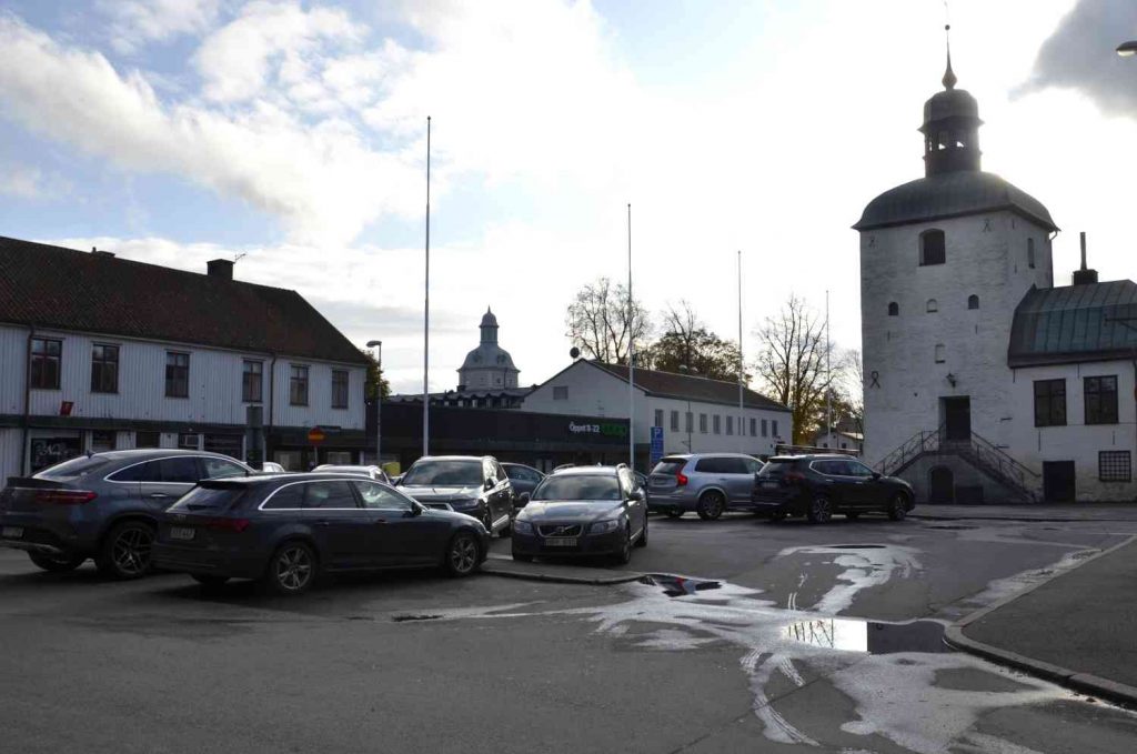 Behövs det fler parkeringsplatser? Bild på Rådhustorget i Vadstena.