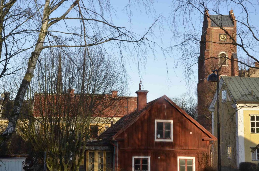 lokalsamhället. Bild på rödtornet och Klosterkyrkans spira i Vadstena. 