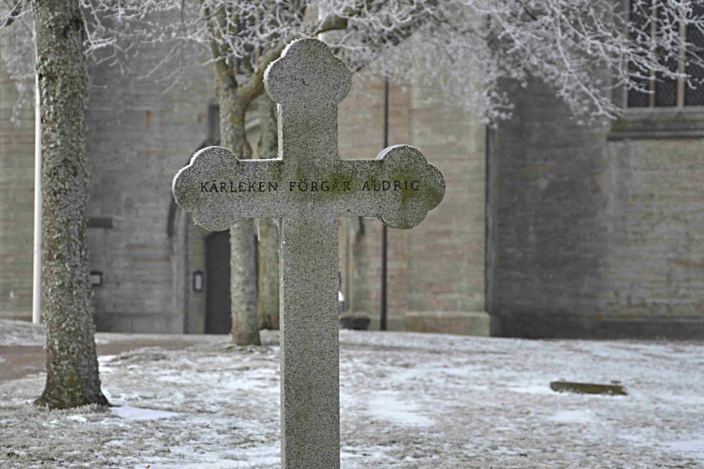 Testamente. Bild på gravsten från kyrkogården på Vadstena Klosterkyrka.