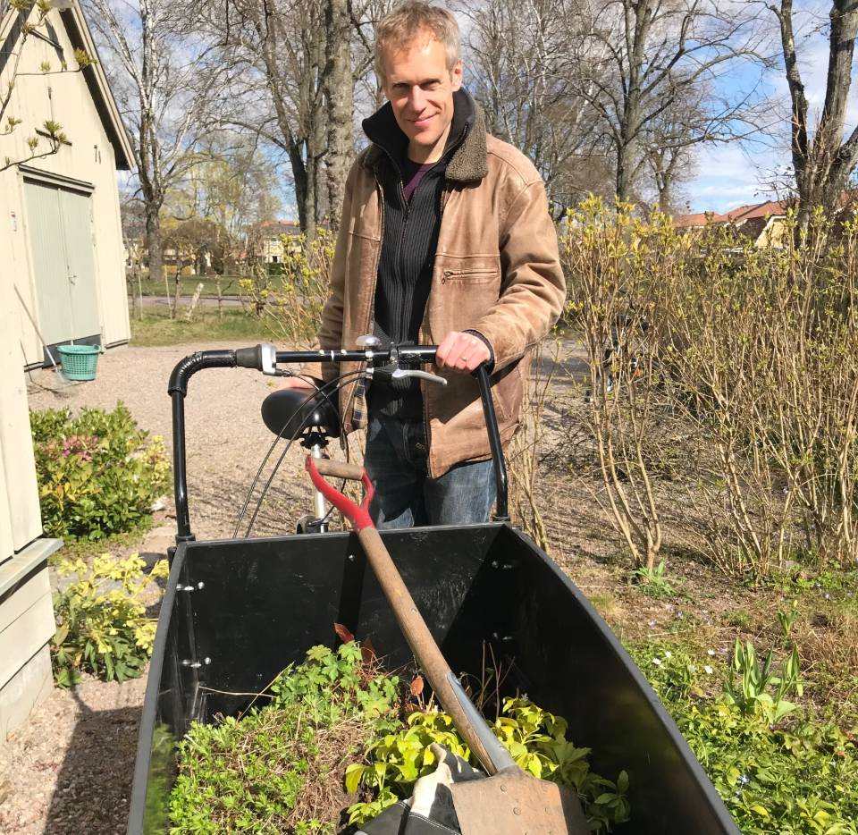 Att konsumera mindre. Lastcykel med växter. 