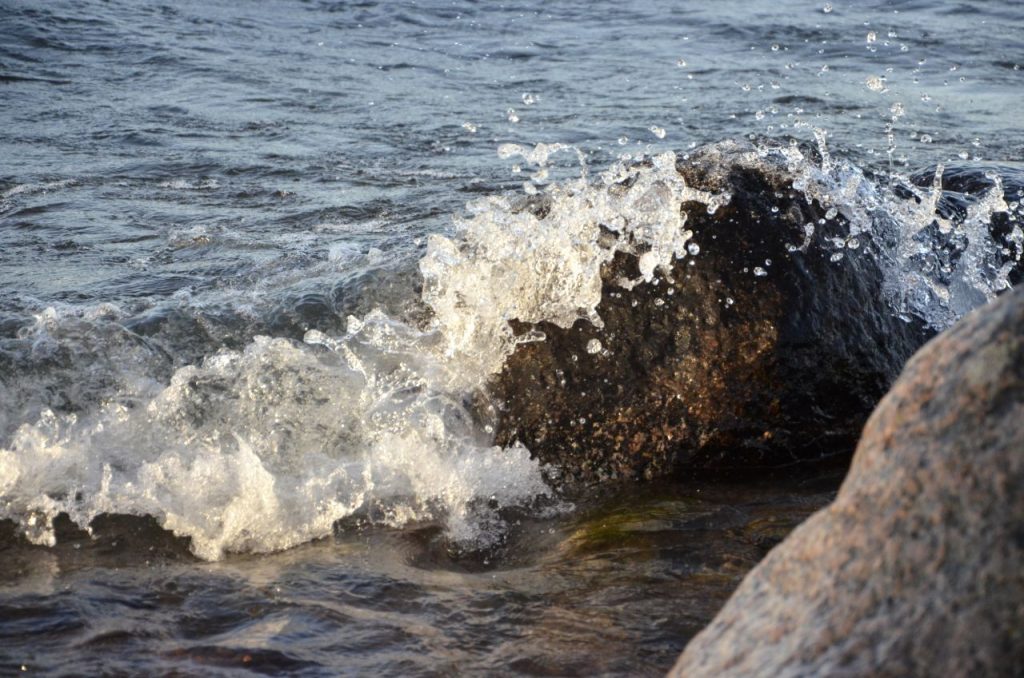 En skärmfri dag i veckan. Bild på våg mot sten. 