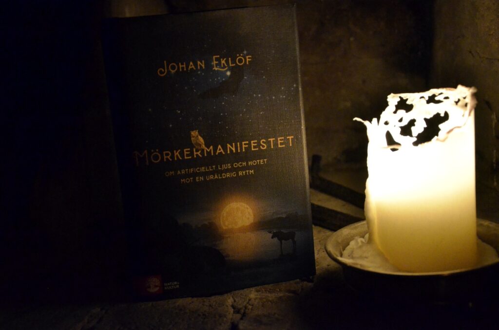Mörkermanifestet – synliggörande av mörkrets värde. Bild på Johan Eklöfs bok Mörkermanifestet.