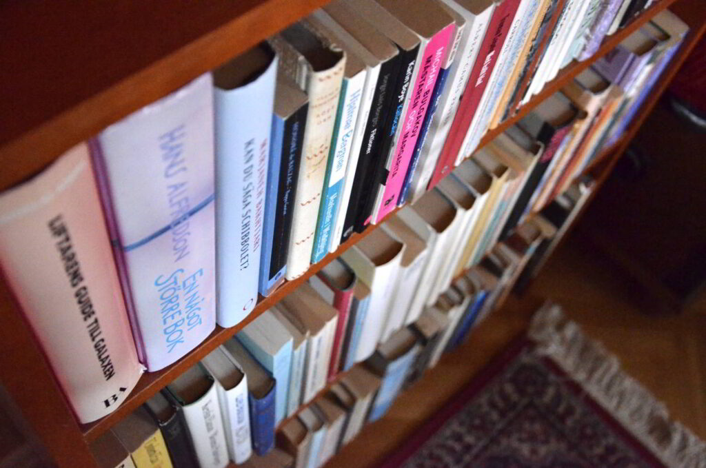 Natur och kultur - skönlitteratur. Bild på böcker i en bokhylla. 