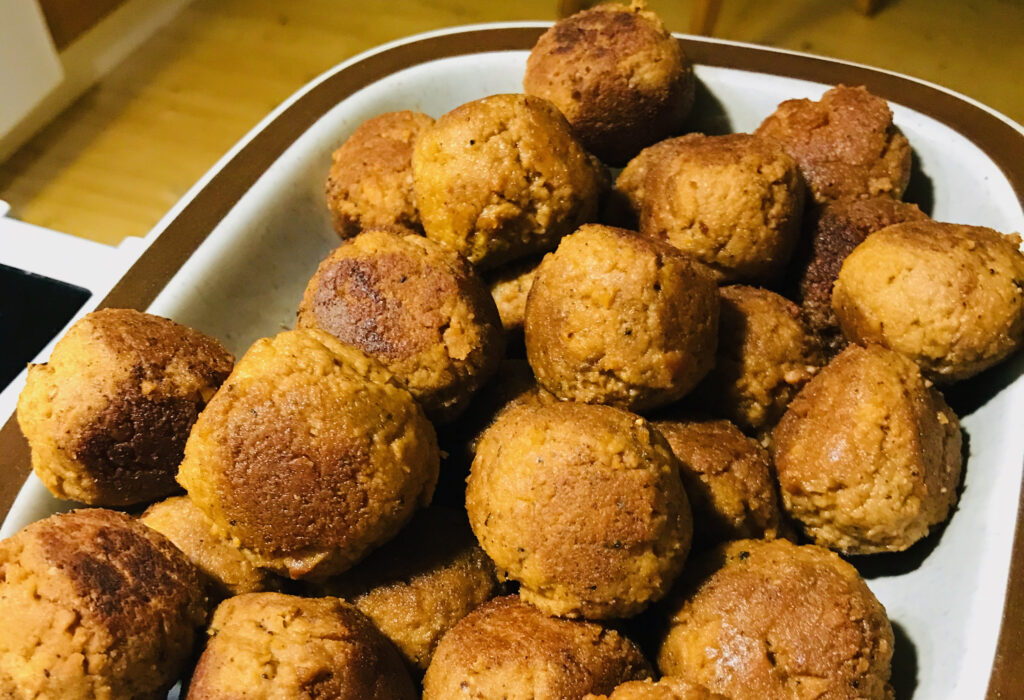 Seitan - mångsidig och klimatsmart proteinkälla. Bild på veganska bollar av seitan. 