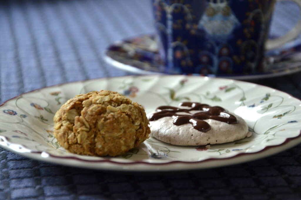 Veganska småkakor. Bild på vegansk havrekaka och vegansk chokladmarängkaka.