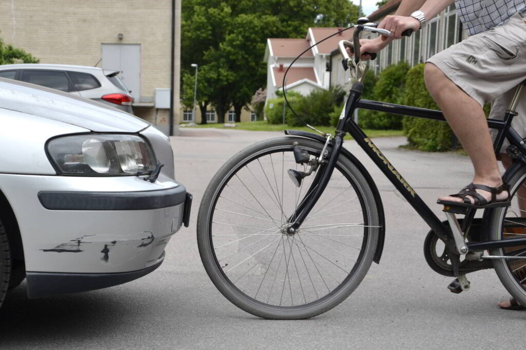 Goda handlingar som manifestation. Bild på cykel som står mot en bil.