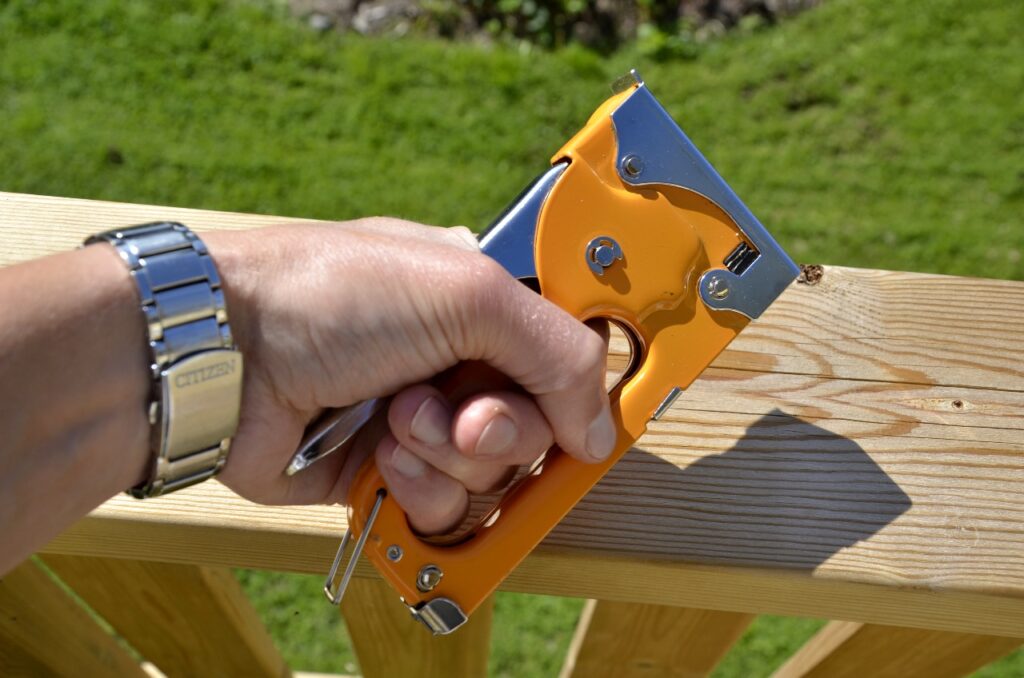 Undvik rekyleffekt i miljöarbetet. Bild på häftpistol som ger en rekyleffekt. 