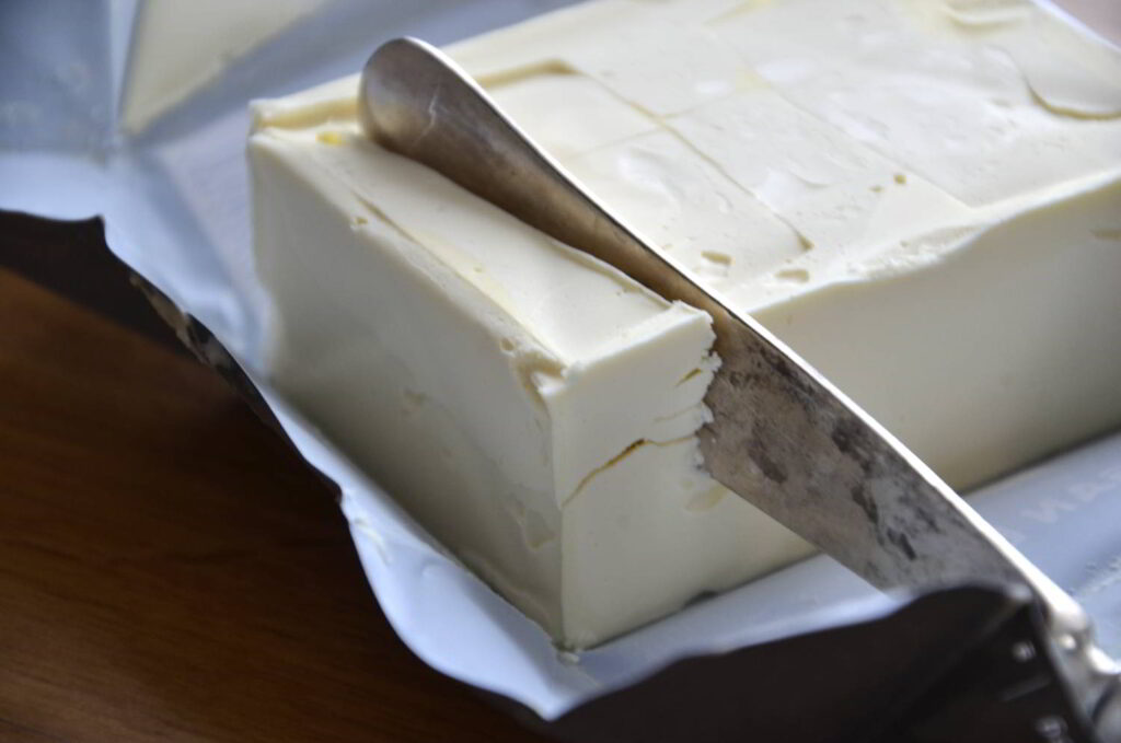 Margarin - att till slut förstå fördelarna. Bild på veganskt smör/margarin. 