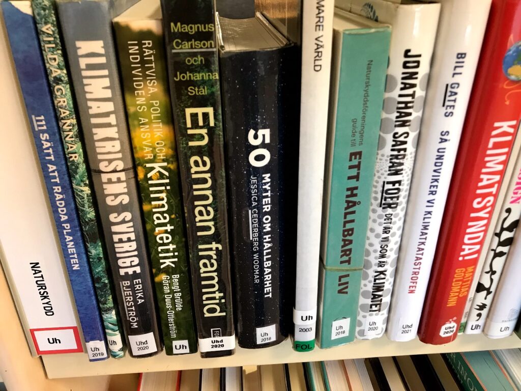 Påverka genom miljömålen. Bild på biblioteksböcker på avdelningen för naturskydd. 