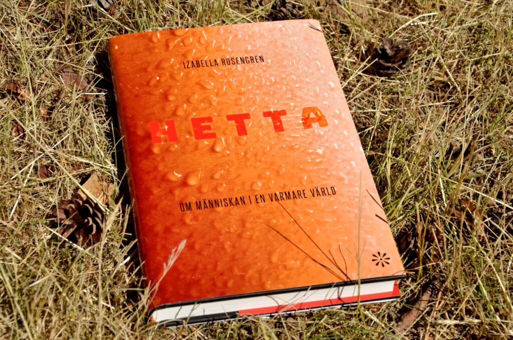 Hetta av Izabella Rosengren. Bild på boken Hetta liggande på torrt gräs. 