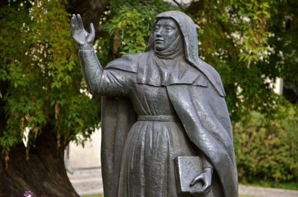 Lev som du lär. Bild på staty av Heliga Birgitta i Vadstena.