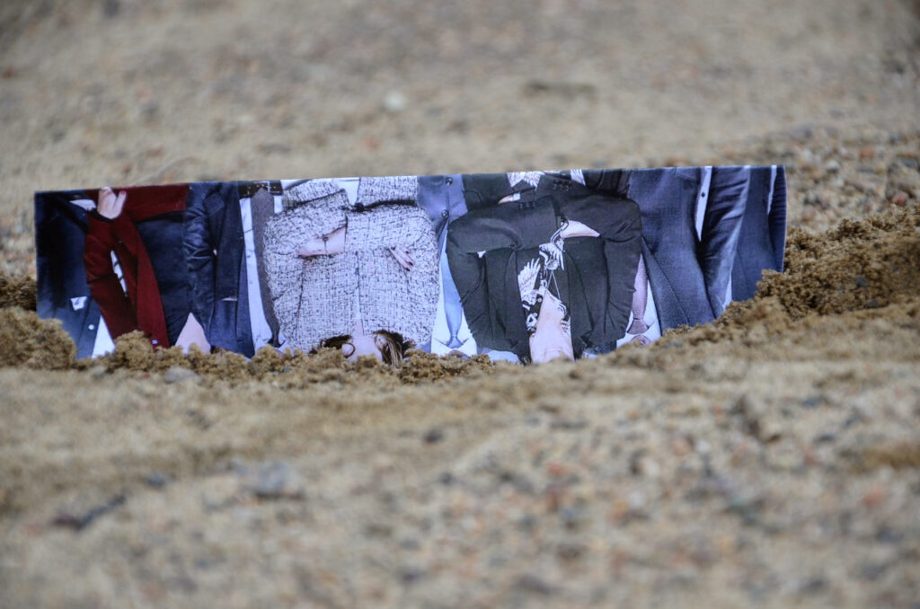 Undvik att sticka huvudet i sanden. Bild på partiledare som står med huvudet i sanden.