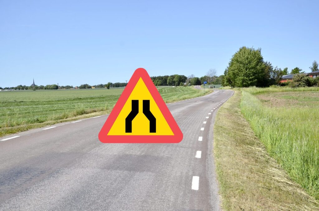 Bygdevägar: en snabb väg till fler gång- och cykelvägar. Bild på landsväg med skylt om avsmalnande väg. 
