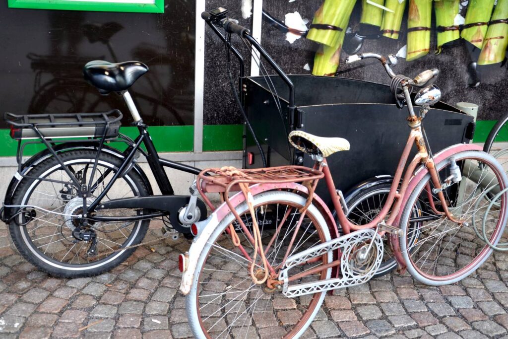 Myten om grön omställning. Bild på ellastcykel och en vanlig cykel.