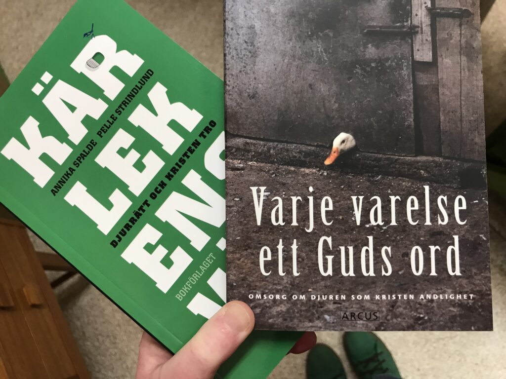 Boktips om djurrätt. Bild på böckerna Kärlekens väg och Varje varelse ett Guds ord. 