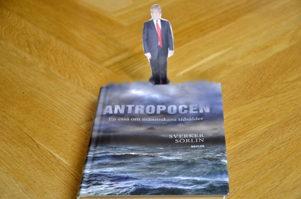 Den lilla människan. Bild på liten Donald Trump vid boken Antropocen av Sverker Sörlin.