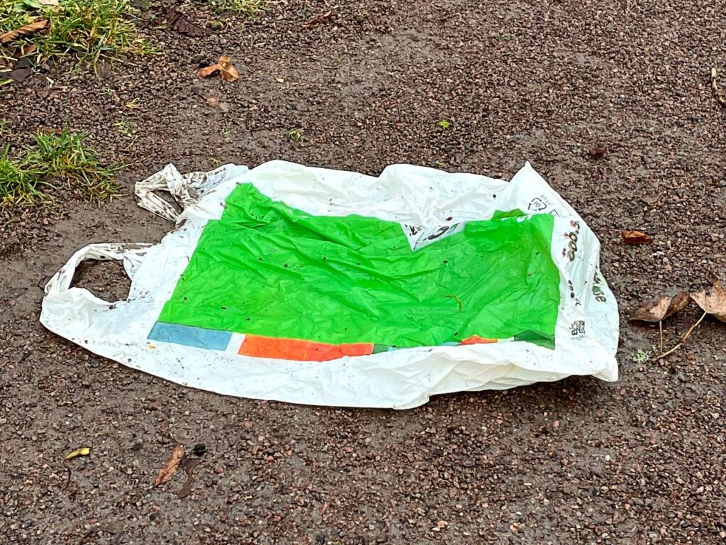 Plastpåseskatten. Bild på plastpåse slängd på marken. 