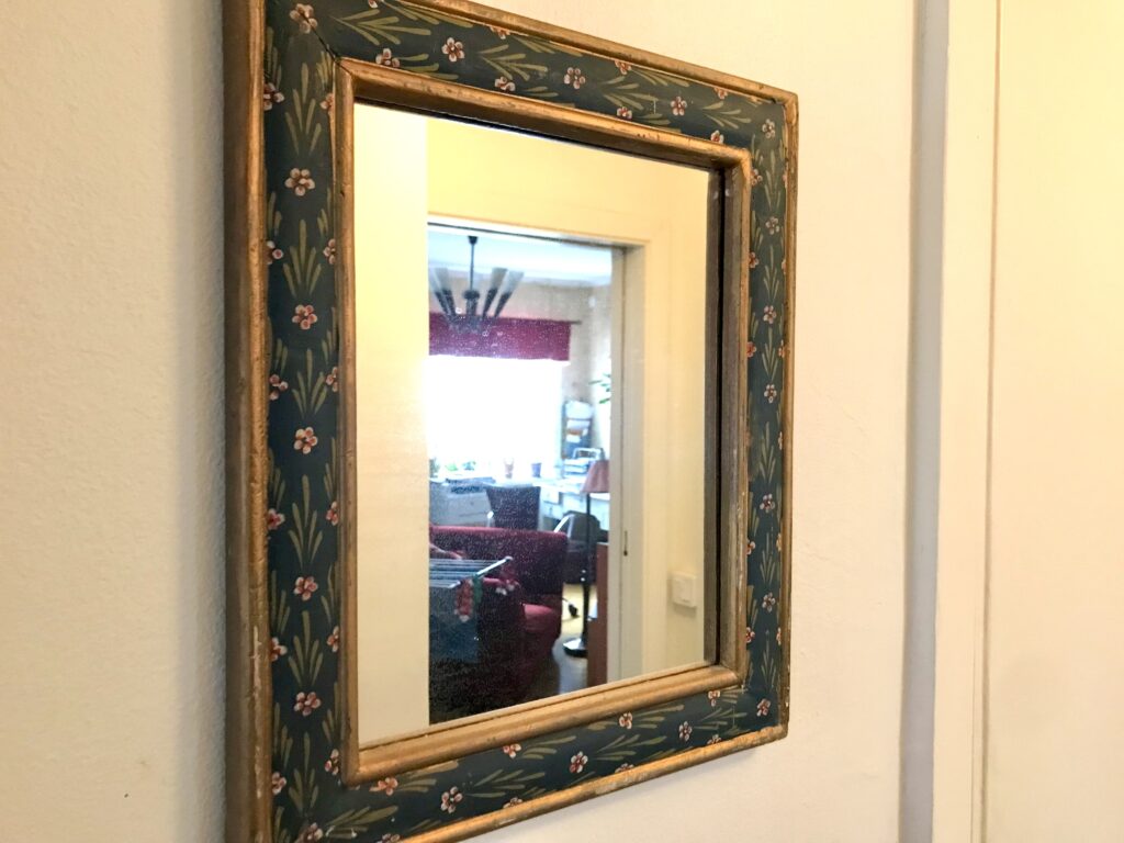 Självinsikt. Bild på spegel med reflektion.