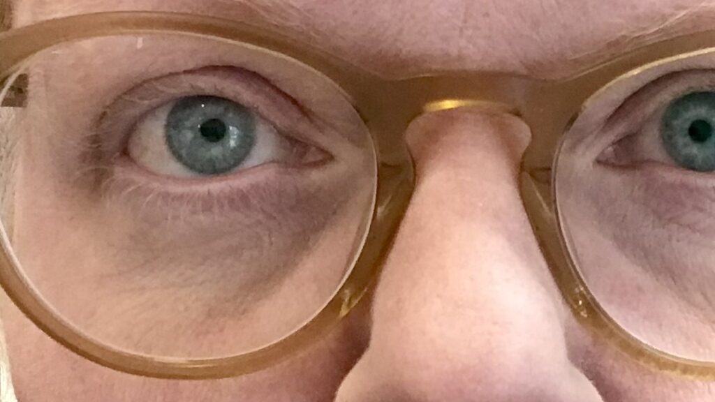 Se verkligheten som den är. Bild på ögon i närbild.