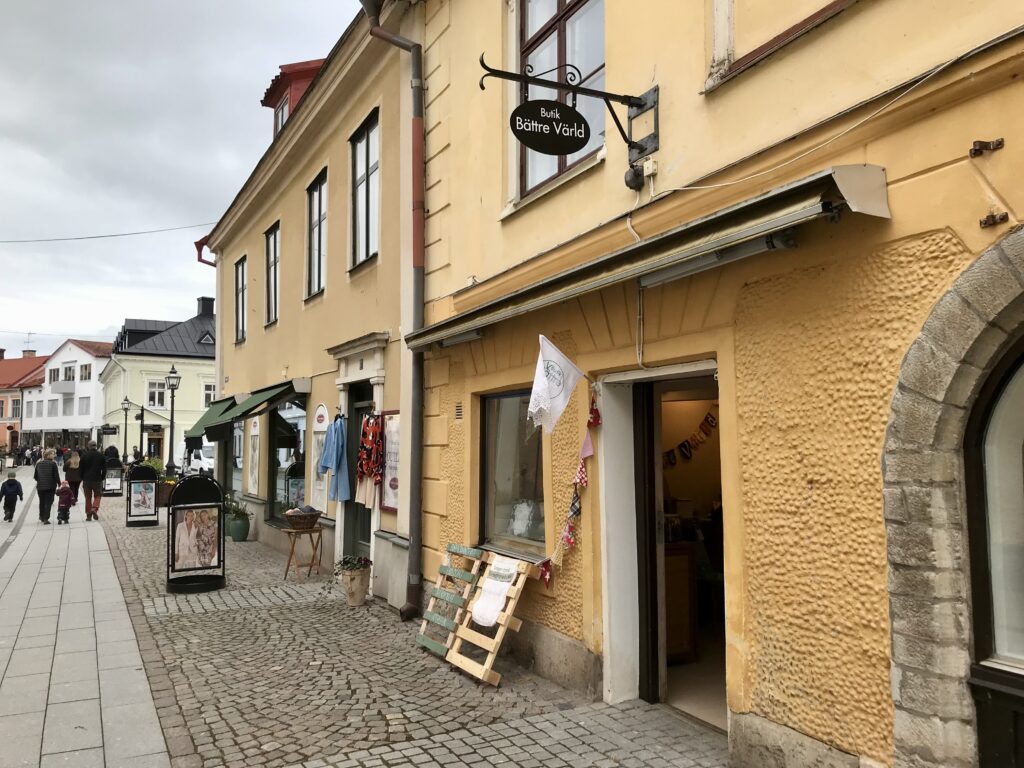 Att stanna där man är. Bild på Butik Bättre Världs nya lokal.
