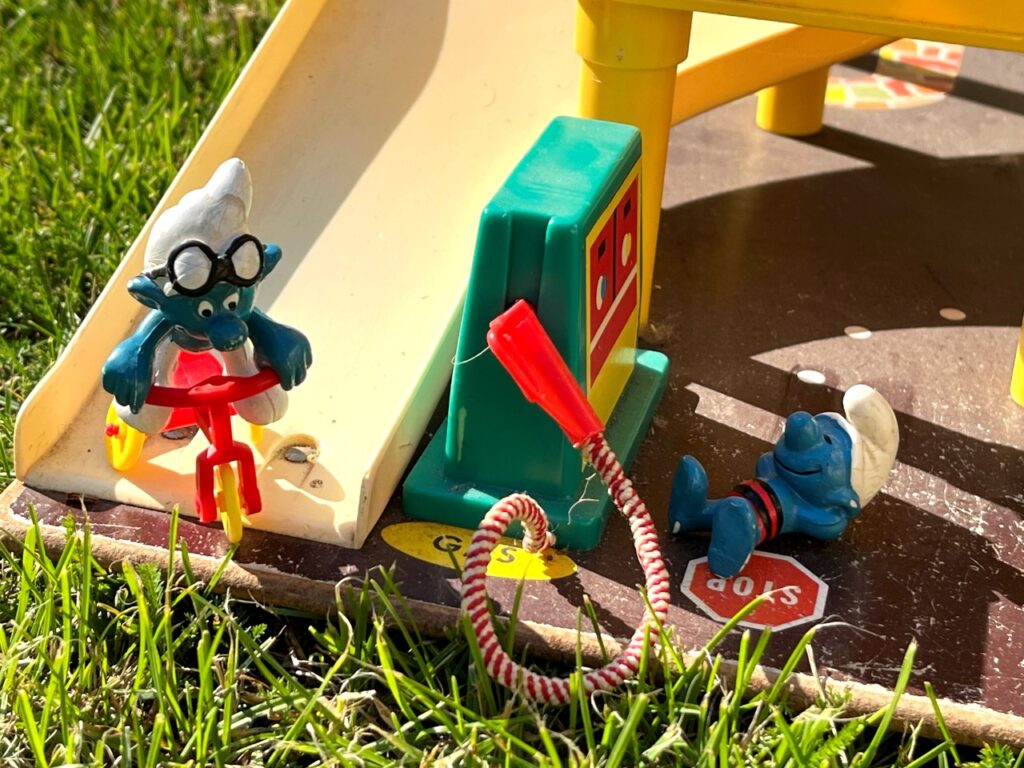 Våga bryta normer. Bild på smurfar som leker och latar sig i ett parkeringshus. 