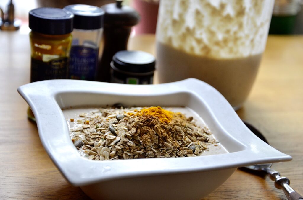 En godare frukost. Bild på vegansk havrefil med hemmagjord müsli.