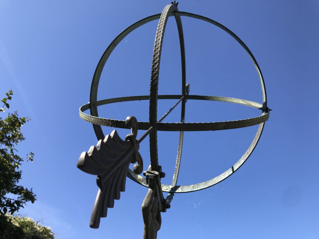 Kretslopp - staden som ekosystem. Bild på solur med blå himmel bakom.