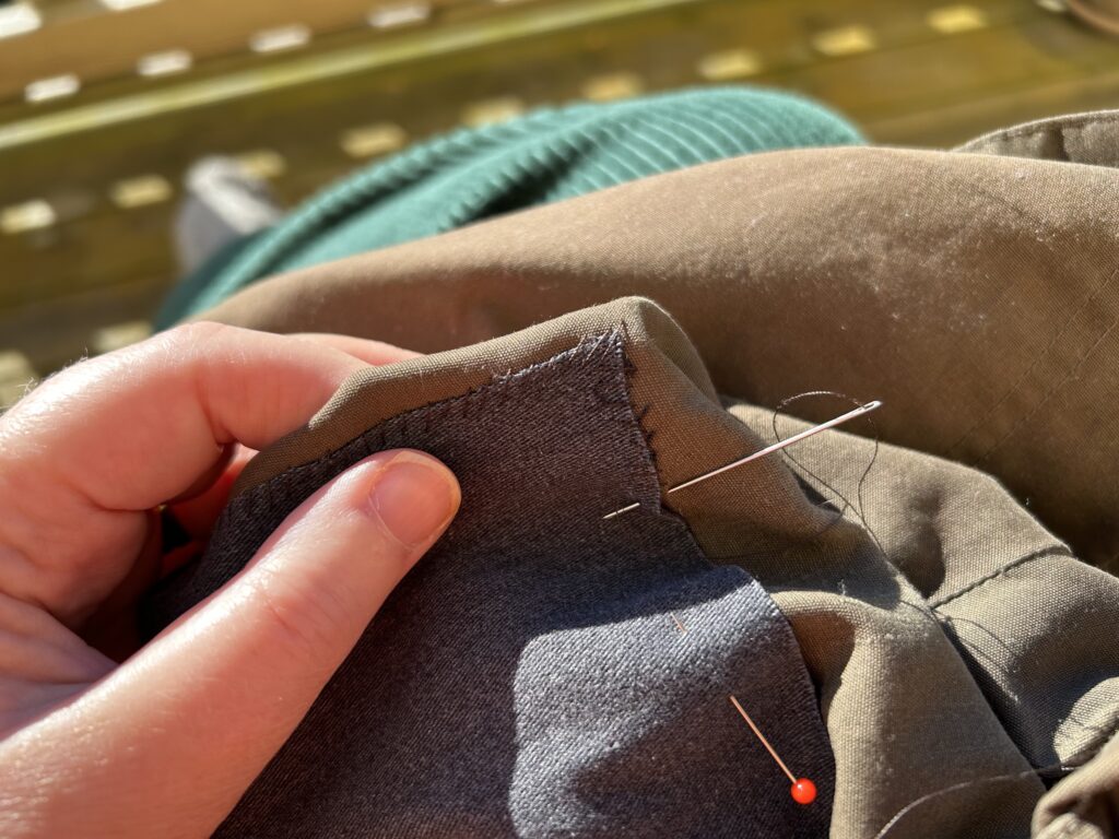 Vårda det du har. Bild på lagning av byxor.