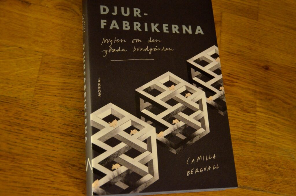 Djurfabrikerna: ett ilskepiller och uppslagsverk. Bild på Camilla Bergvalls bok Djurfabrikerna. 