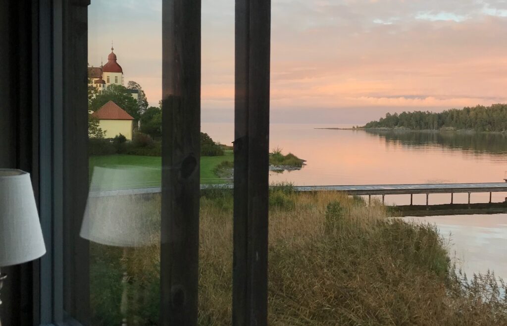 Att inte äga. Bild från hyrt rum vid Läckö slott. 